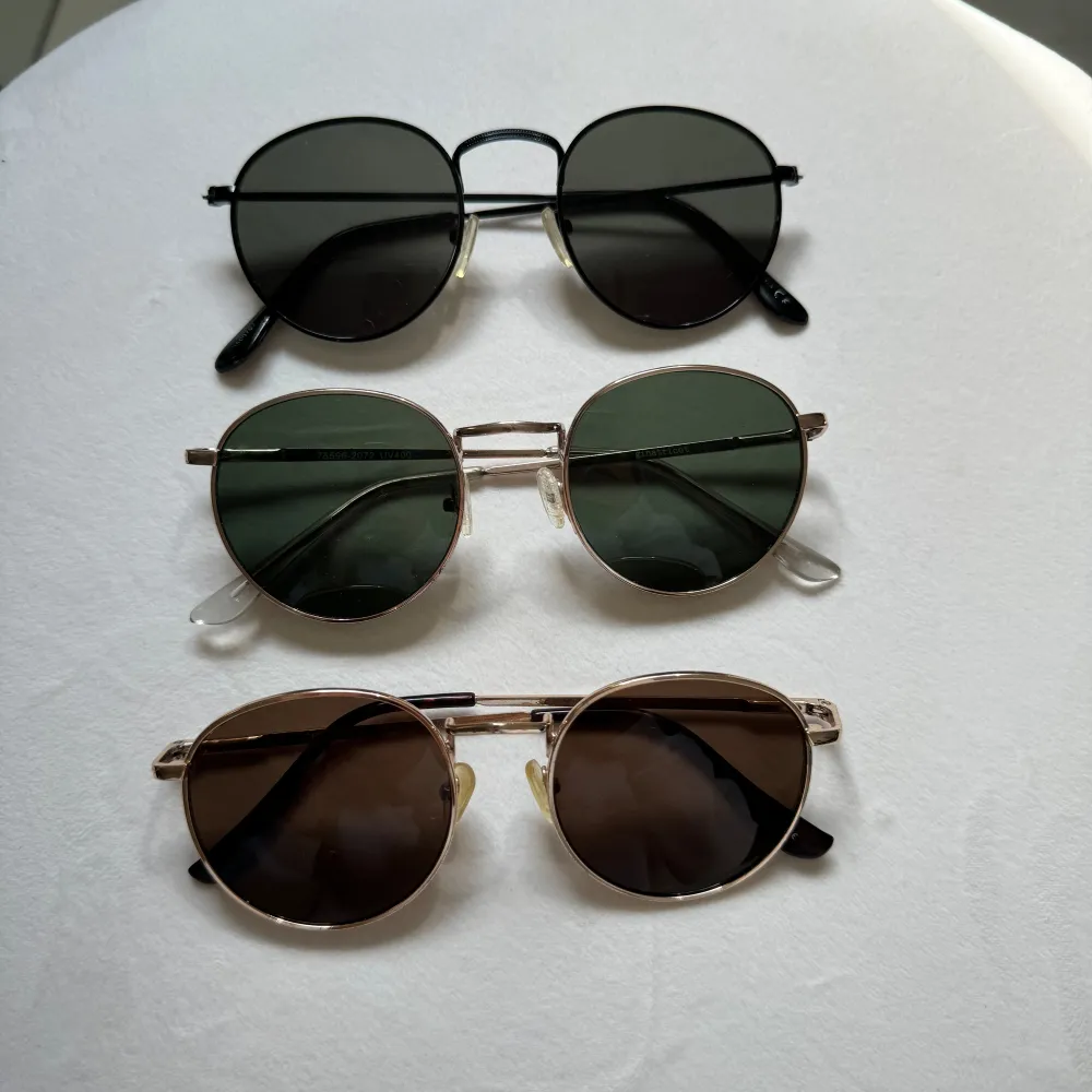 Tre par solglasögon i princip samma modell, svarta för 40kr och dem andra två för 25kr/styck. Skriv privat vid intresse🩷frakt 18kr eller köp nu. Accessoarer.