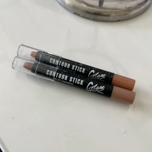 Contour stick Glam - Två olika, en i färgen ”bronze” - oöppnad, och en i färgen ”shadow” - som är testad en gång. (Swatchad på handleden)  20kr för båda ❤️ 