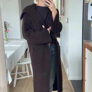 Lång kofta från Zara - Lång mysig kofta från zara. Lite nopprig men det går lätt att få den som ny med en noppmaskin:)