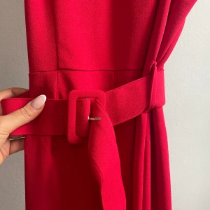 One shoulder Jumpsuit - Byxdress med en Axel Strl M Knappt använd. Skön och stretchig. Bälte går att ta av.