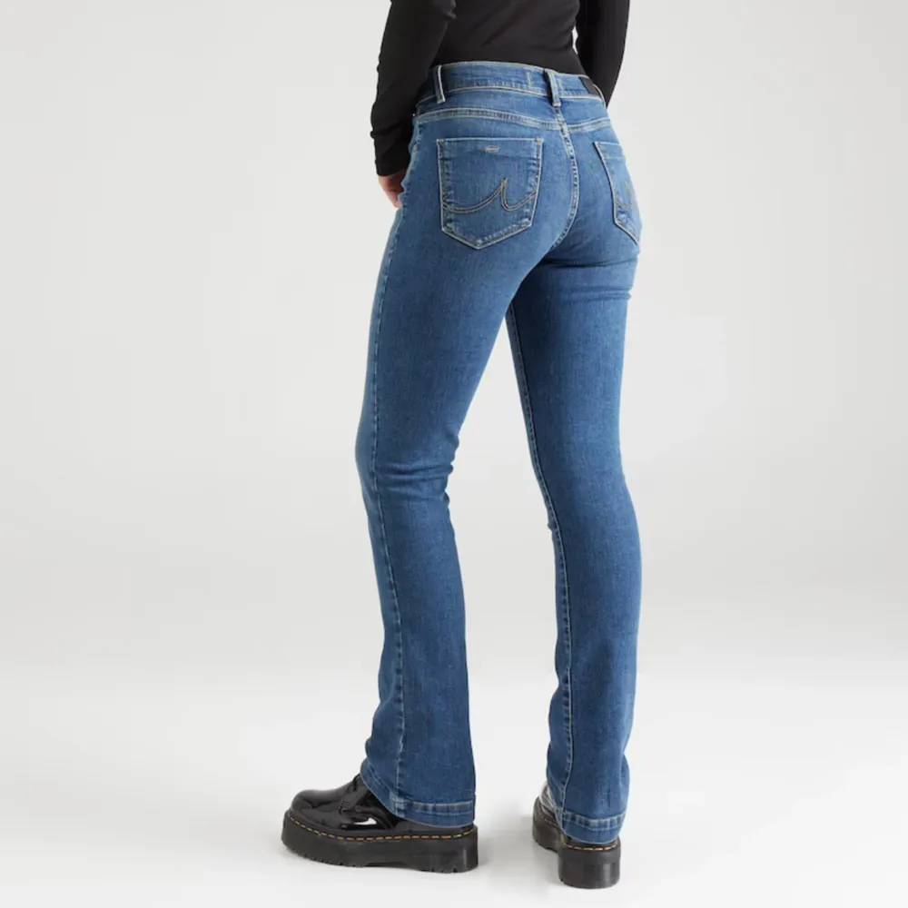Säljer mina ltb jeans, utsvängda och lågmidjade! Modell ”Fallon” original pris 1139. Jeans & Byxor.