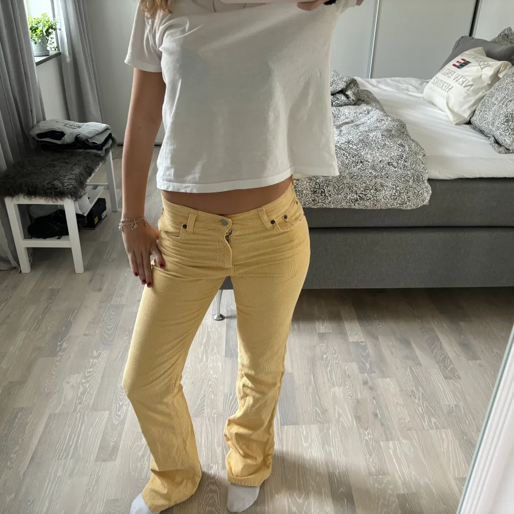 Gula Manchester jeans ifrån Crocker! As coola Midjemått-74cm Innerbenslängden-82 cm. Jeans & Byxor.