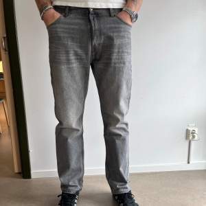 Gråa jeans från weekday i storlek 34/34 i bra skick använt Max 5 gånger