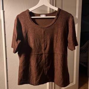 underbart fin brun tröja som aldrig är använd med fina detaljer på 🤎väldigt skönt material att ha på sig🥰