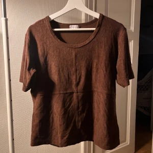 Brun läderliknande tröja - underbart fin brun tröja som aldrig är använd med fina detaljer på 🤎väldigt skönt material att ha på sig🥰