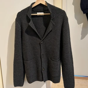 Pier one kofta  - Hejsan, säljer min Pier one kofta åt min kompis. Den är i nyskick och han vart inte nöjd när han köpte den. Priset kan diskuteras vid snabb affär. Den passar ungefär någon som är mellan 175-180 cm lång. Här gärna av er vid frågor och funderingar! 