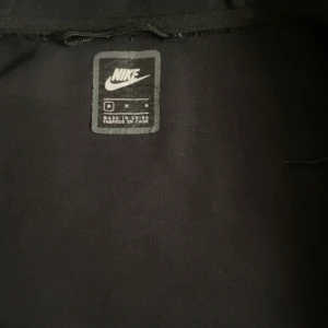 Nike tech - Använd i bra skick kommer tvättas innan den skickas Storlek på tröjan är M men passar S/M 