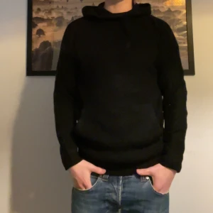 Hoodie - Svart hoodie, väldigt simpel Storlek S  9/10 skick