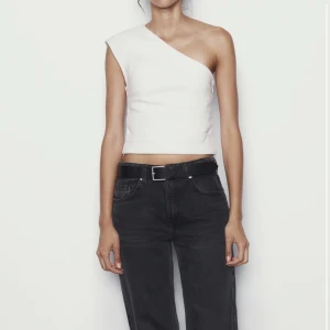 One shoulder topp - Supersöt vit oneshoulder topp med snygg passform! 