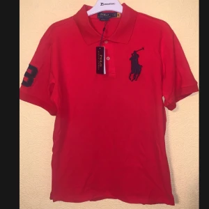 Chief keef polo röd - En riktigt fet Chief Keef polo🔴⚫️ Oanvänd och säljs med originalförpackning. Rensae garderoben för pengar till bil