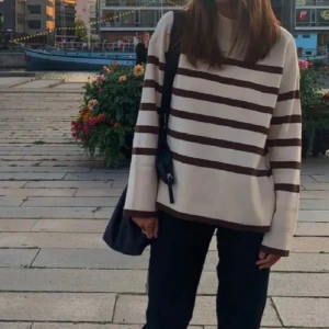 Randig stickad tröja - Super fin randig sticka tröja från vero Moda❤️‍🔥