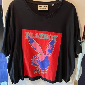 Playboy t-shirt - Avklippt t-shirt i använt skick. 