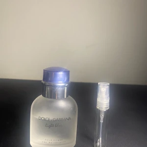 Dolce&gabbana light blue edt - En fräsch parfym som man kan ha tex till skolan eller till arbete .