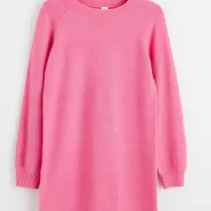 Säljer denna jättefina stickade rosa klänningen för att jag börjar växa ur den. Den är använd få gånger men är som ny, skriv om mer bilder!❤️