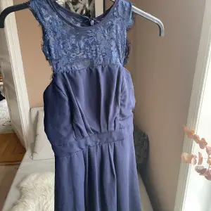En fin marinblå klänning med prislappen på! Den är aldrig använd då den inte passade mig. Den är köpt på Nelly från märket elise ryan. Det finns dragkedja på ryggen vilket gör det lätt att få på sig ❤️