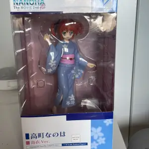 Säljer denna anime dockan för runt 600kr. Väldigt bra skick och man får kartongen från första bilden till! Hon har en stå platta och även 2 tillbehör som hon håller i. Hör av för mer info!🩷