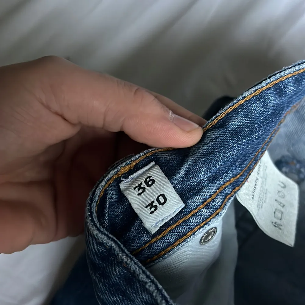 Hej ja säljer nu mina mörkblåa Jack and Jones jeans det är loose/chris. Har bara använt dom 3 gånger, väldigt sköna att ha på sig. Köpte dom för 600kr. Tänkte sälja de för 400kr pris kan dock diskuteras!. Jeans & Byxor.