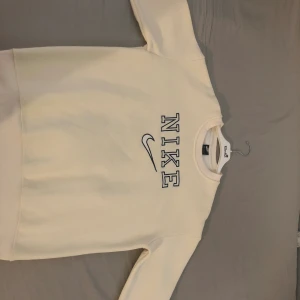 Nike tröja Beige - Riktigt Nice Nike tröja i beige färg, passar många jeans och byxor och ännu bättre med Nike skor. Skick 8/10 använd en gång. Kan ta lägre pris , skicka meddelande gärna :)