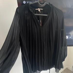 Hm - Hm plisserad blus 🤍 Strl S 150 kr
