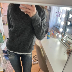 Mörkgrå stickad tröja - Jättefin stickad tröja! Måttligt använd❤️ Tryck gärna på köp nu!