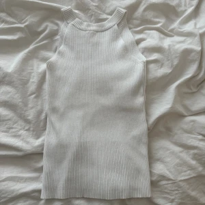 Linne - Vitt ribbat linne. Passar från Xs-M.