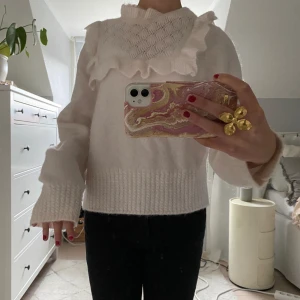 Stickad tröja  - Säljer denna jätte söta stickade tröja från Other Stories, knappt använd🌼🌼🌼