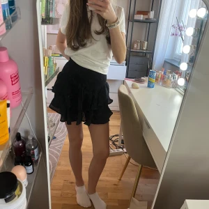 Svart volangkjol - Knappt använd💘 Tryck gärna på köp nu!