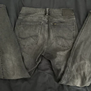 Lee Jeans - W29 L30, fint skick, växt ut de nu. Färgen är perfekt och priset kan diskuteras 😘