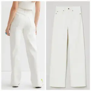Oanvända vita jeans från H&M i modellen ”wide high, full lenght”. Storlek EU 32. Säljer dem på grund av att de var för små. Köpta på hm.se för 299kr och säljer dem för 150kr.  