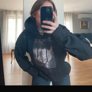 Hoodie tryck - Hoodie med Thunder tryck ifrån Emplece, storlek M men passar mig bra som har S. Nypris var 649kr