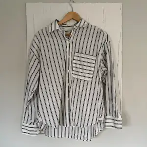 Krispig & fin skjorta från Levis. Bra kvalitet. Älskar den men använder tyvärr inte skjorta tillräckligt ofta. Bara använd nån enstaka gång, den är i jättefint skick 💗ostrykt på bilden. Nypris 315 kr.