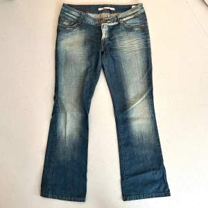 Lågmidjade Only jeans i 90’s - 00’s stil. Coola detaljer på fickorna och snygg tvätt. Endast använda en gång, säljer då dom inte riktigt är min stil. Storlek 32 / 32. Passar M-L. Kan mötas upp i Stockholm eller frakta. Köparen står för fraktkostnad.