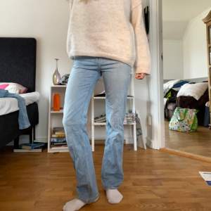 Supersköna jeans i rätt så stretchigt material, pris är diskuterbart vid snabbt köp❤️‍🔥❤️‍🔥