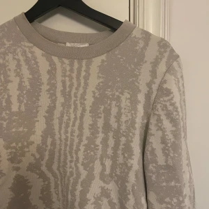 T-shirt från COS - En super fin T-shirt från märket COS💘  Materialet är tjockt och fint! Perfekt kvalite. Säljer för den inte används.
