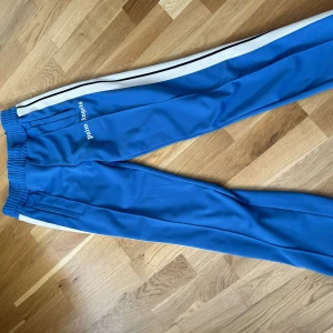 Palm angels byxor - Hej säljer nu mina Palm angels byxor i färgen blå då jag har växt ur dom. Byxorna är i mycket bra skick, och jag har använt dom sparsamt och försiktigt. Tveka inte på att höra av dig vid frågor. Priset är inte hugget i sten!