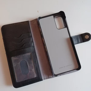 Mobilskal - Säljer nu två stycken skal i ett, till modellen Samsung Galazy A35 5G. Det är magnet så därför kan man använda båda skalen sammtidigt då de fastnar på varandra. Skalet är väl använt och som ni kan se på sista bilden så finns det märken🙂