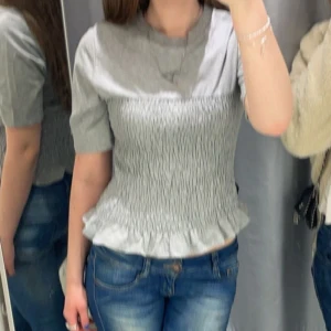 Hm tröja - Intressekoll på denna efterfrågade tröjan från H&M!! Den är slutsåld överallt och svår att få tag i💓 Har använt den en gång, skriv för frågor eller funderingar😋