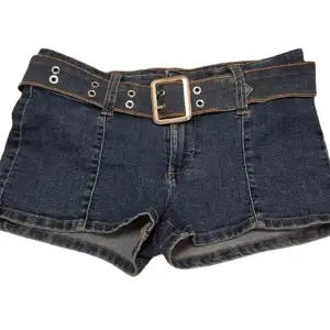 Nypris är 249 kr (slutsåld online) 💘Ett par low rise jeans shorts från H&M i storlek 36 🫶🏼 Aldrig använd då de inte riktigt passade.
