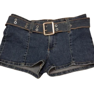 Y2k shorts - Nypris är 249 kr (slutsåld online) 💘Ett par low rise jeans shorts från H&M i storlek 36 🫶🏼 Aldrig använd då de inte riktigt passade.