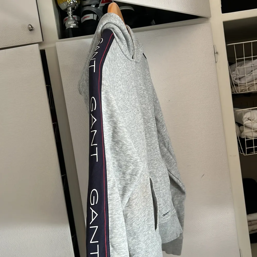 En grå gant hoodie me gant text på armarna, storlek 16years men den är som s. Hoodies.