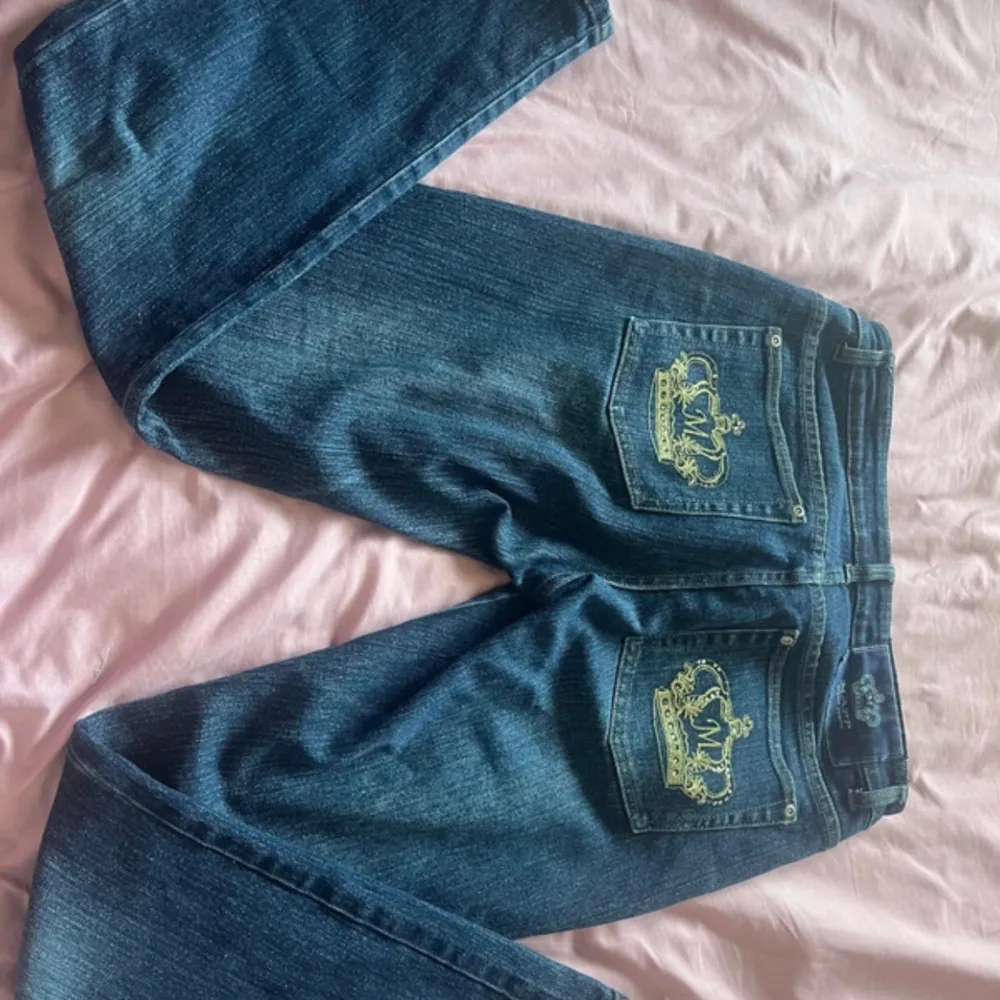 Low waisted crown jeans straight leg i bra skick! . Jeans & Byxor.