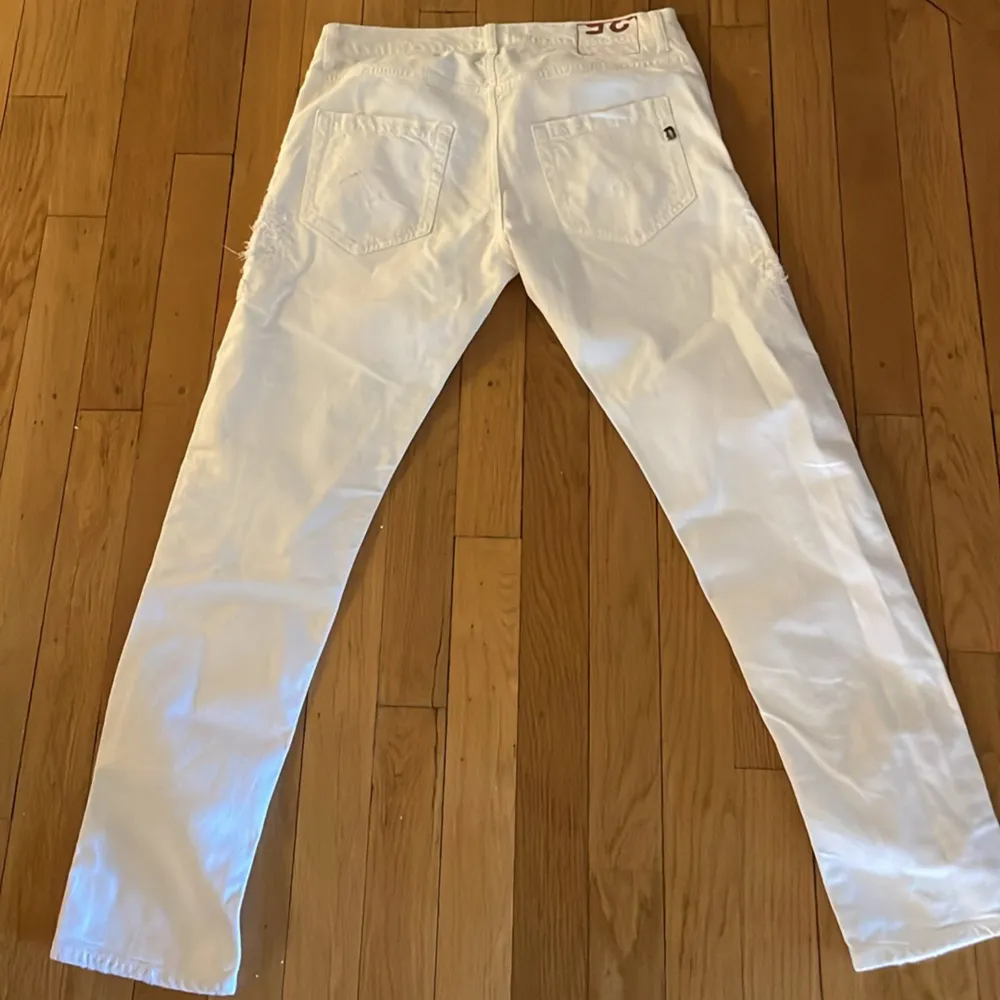 Säljer nu dessa sjukt feta vita dondup jeans som sitter som w33 i fint skick. Nypris 3k+ Perfekta inför sommaren då de nalkas varmare väder med ett par sjukt Feta unika slitningar.. Jeans & Byxor.