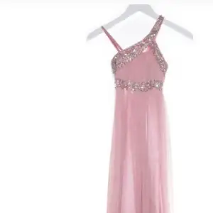 Jätte fin balklänning i en super fin rosa färg. Köptes för 1000 men är tyvärr lite för liten för mig. Den är i storlek 34 så skulle säga att den passar S. Kan fixa fler bilder vid intresse. Säljs för 500kr på grund av att jag vill bli av med den.❤️💘