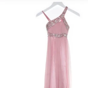 Balklänning rosa  - Jätte fin balklänning i en super fin rosa färg. Köptes för 1000 men är tyvärr lite för liten för mig. Den är i storlek 34 så skulle säga att den passar S. Kan fixa fler bilder vid intresse. Säljs för 500kr på grund av att jag vill bli av med den.❤️💘