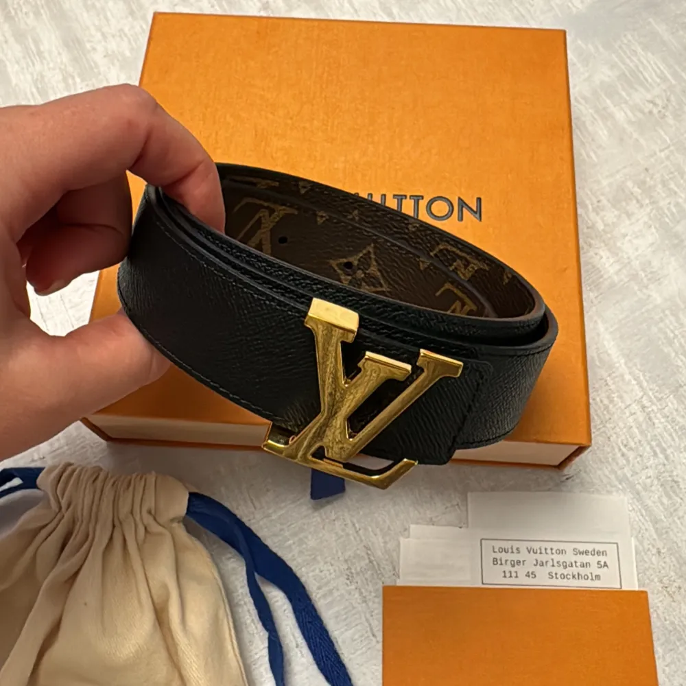 Säljer mitt Louis Vuitton bälte ”LV INITIALS 30MM REVERSIBLE” i storlek 80. Använt fåtal gånger, nyskick. Köpt på LV butiken i Stockholm, kvitto finns! Pris kan diskuteras vid snabb affär.. Accessoarer.