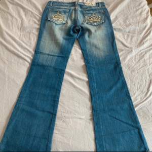 Jätte fina jeans som liknar gamla Victoria Beckham modellen. Innerbenslängden är 78 cm, midjemåttet 39 cm och benöppning 23 cm. Aldrig använda och i bra skick. Pris går att diskutera!💞
