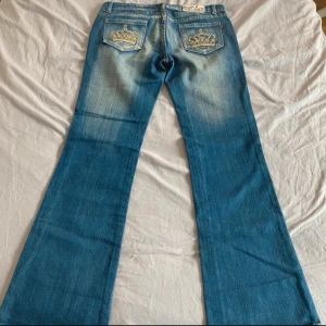 Victoria Beckham  - Jätte fina jeans som liknar gamla Victoria Beckham modellen. Innerbenslängden är 78 cm, midjemåttet 39 cm och benöppning 23 cm. Aldrig använda och i bra skick. Pris går att diskutera!💞