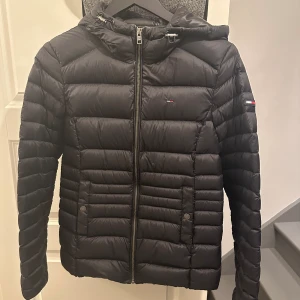 Vår jacka Tommy hilfiger  - Sparsamt använd , inga skador . Nypris 1890