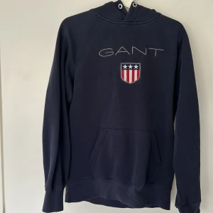 Gant hoodie - Marinblå gant hoodie köpt för några månader sedan, sjukt fint skick och knappt använd 