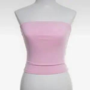 Säljer denhär rosa tubtoppen. Den har vita snören inuti (se sista bilden) så man kan använda den som ett linne och man kan använda den som en kjol också. Jag har aldrig använt den så den är i nyskick(Den är i tränings material)🩷